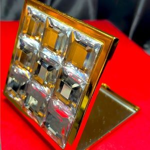 Elegance On-the-Go: Compact Mirror for Flawless Reflections